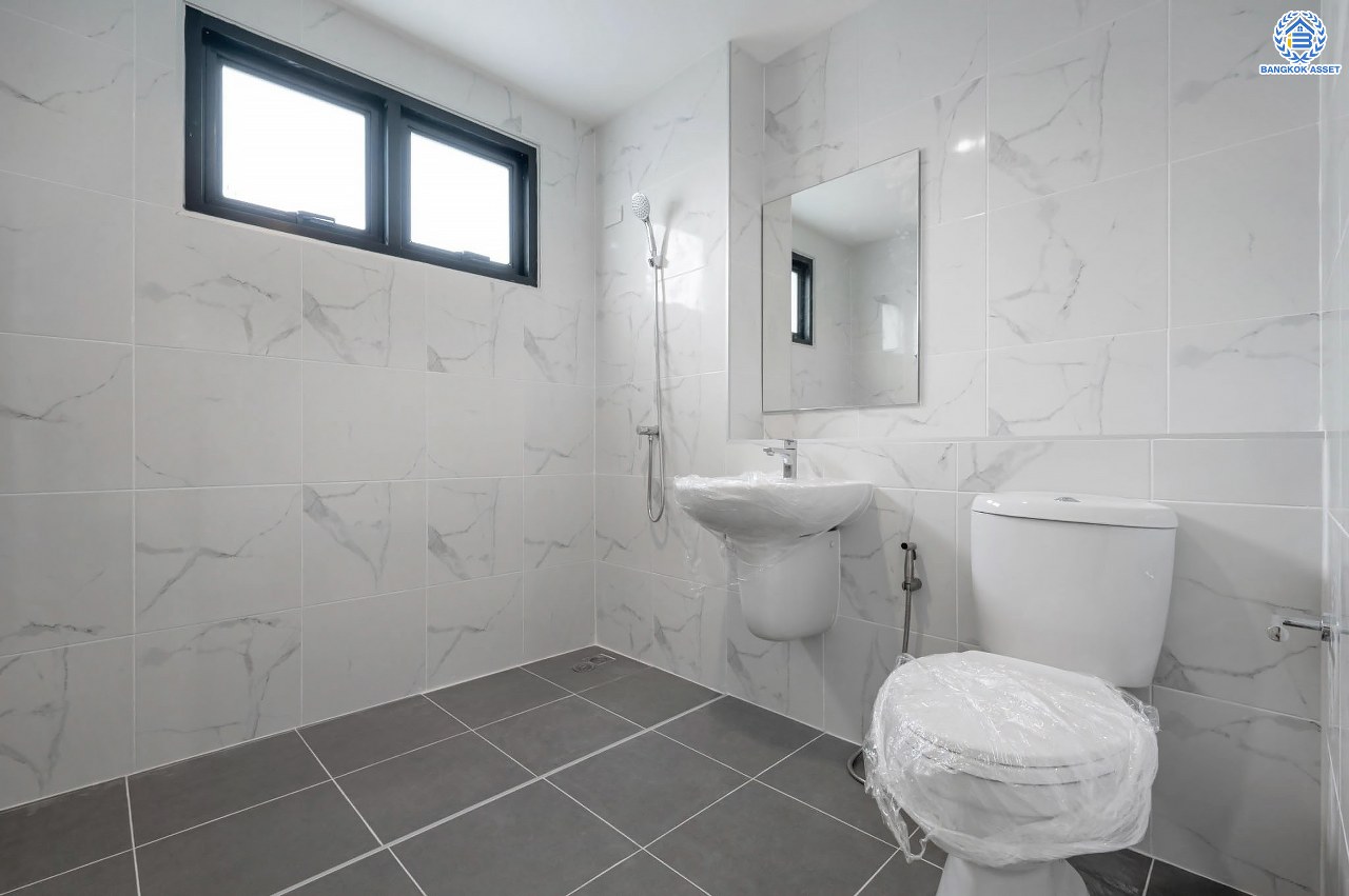 บ้านมือสองตกแต่งใหม่ คุณภาพแบรนด์ LH โครงการ ชลลดา บางบัวทอง เนื้อที่ 83 ตร.ว. ตกแต่งหรูหรา ฟังก์ชันจัดเต็ม 5 ห้องนอน 3 ห้องน้ำ จอดรถได้ 2 คัน พร้อม Facilities ครบ! บนทำเลคุณภาพ เชื่อมต่อได้หลายเส้นทาง ใกล้เซ็นทรัลเวสต์เกต และรถไฟฟ้า "สถานีบางพลู"